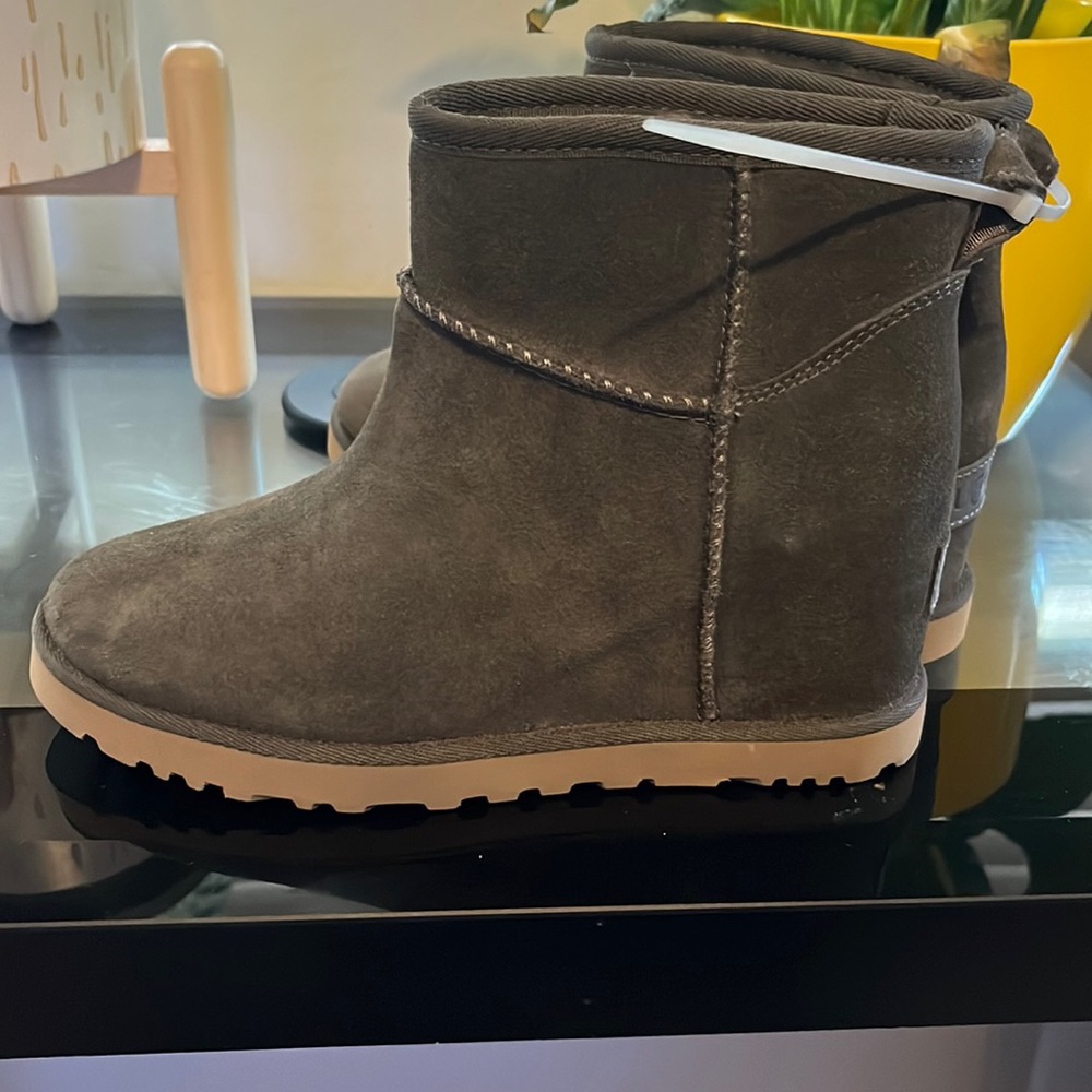 Grey color Uggs with a wedge size 5 but they run small. Brand New no box tho